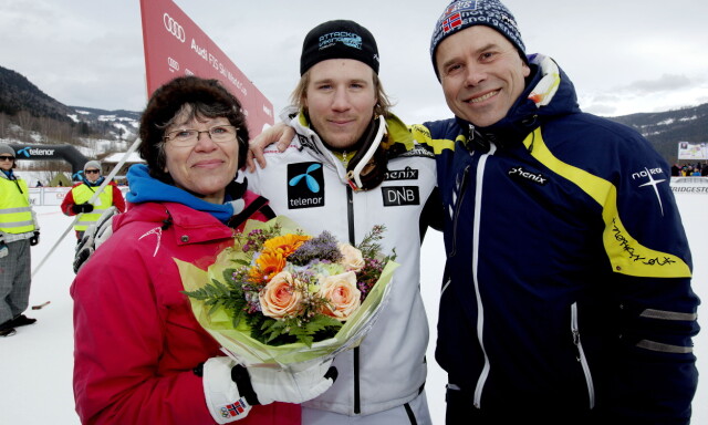 STØTTEAPPARATET:
Mamma Inger og pappa Jan har alltid vært der for Kjetil Jansrud. Her feirer de sønnens seier i super-G i Kvitfjell i 2012. Foto: Geir Olsen / Scanpix STØTTEAPPARATET:
Mamma Inger og pappa Jan har alltid vært der for Kjetil Jansrud. Her feirer de sønnens seier i super-G i Kvitfjell i 2012. Foto: Geir Olsen / Scanpix